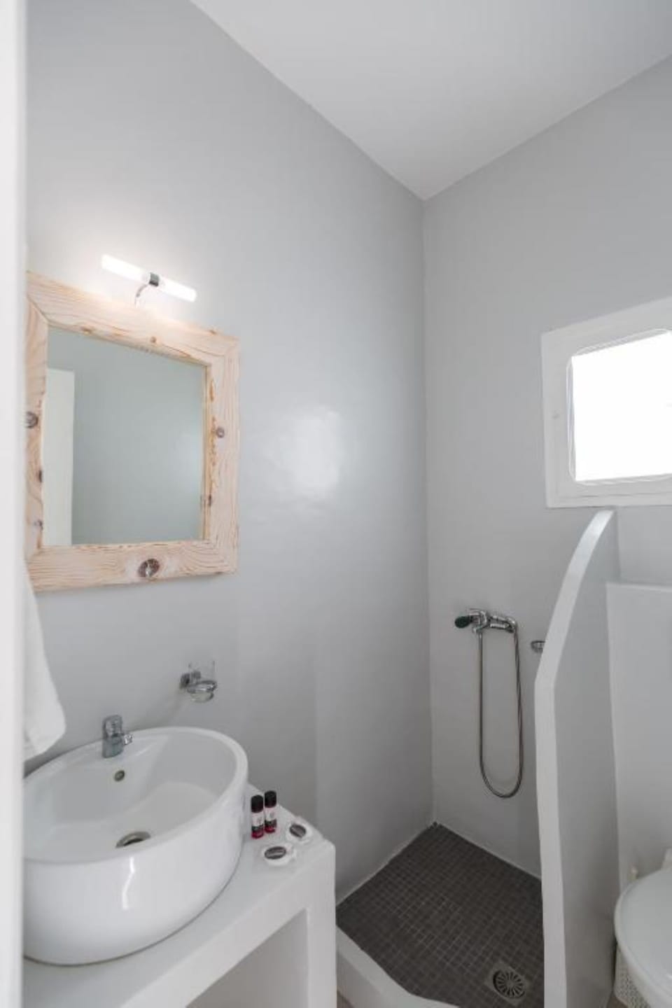 Shower, rainfall showerhead, free toiletries, hair dryer