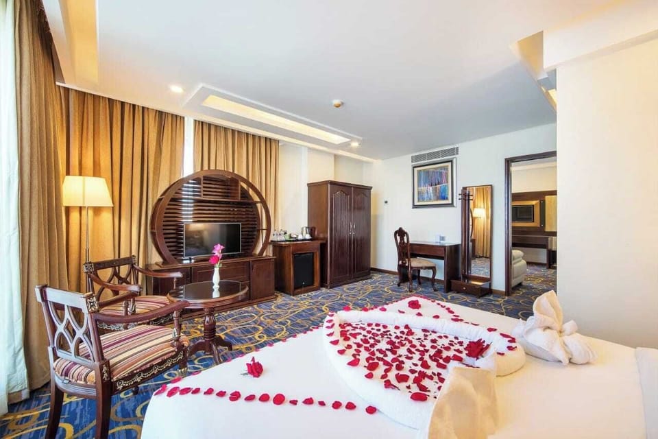 Honeymoon Suite | Desk, free WiFi, bed sheets