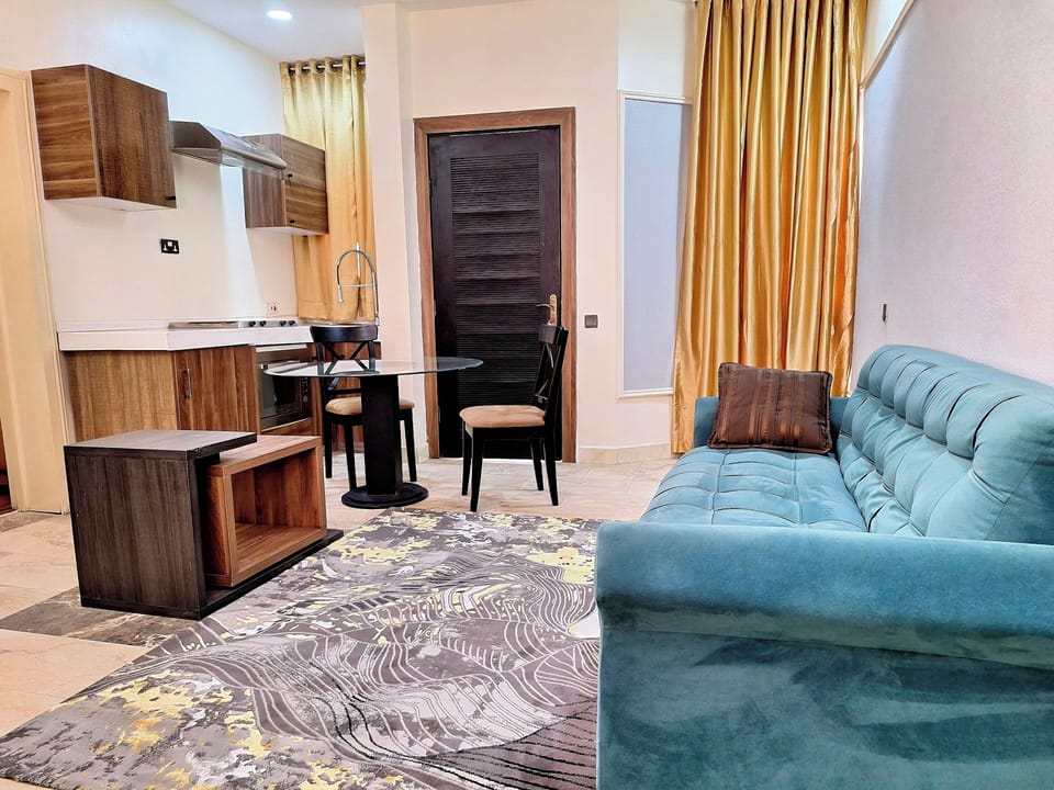 Luxury Suite, City View | Living area