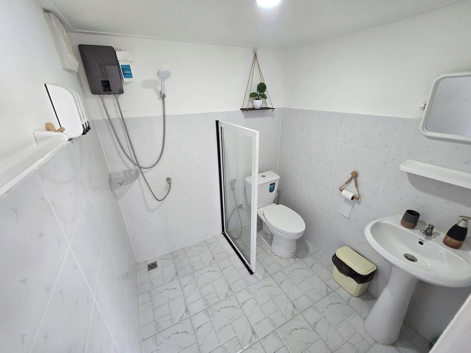 Standard Double Room, Garden View | Bathroom | Shower, free toiletries, hair dryer, towels