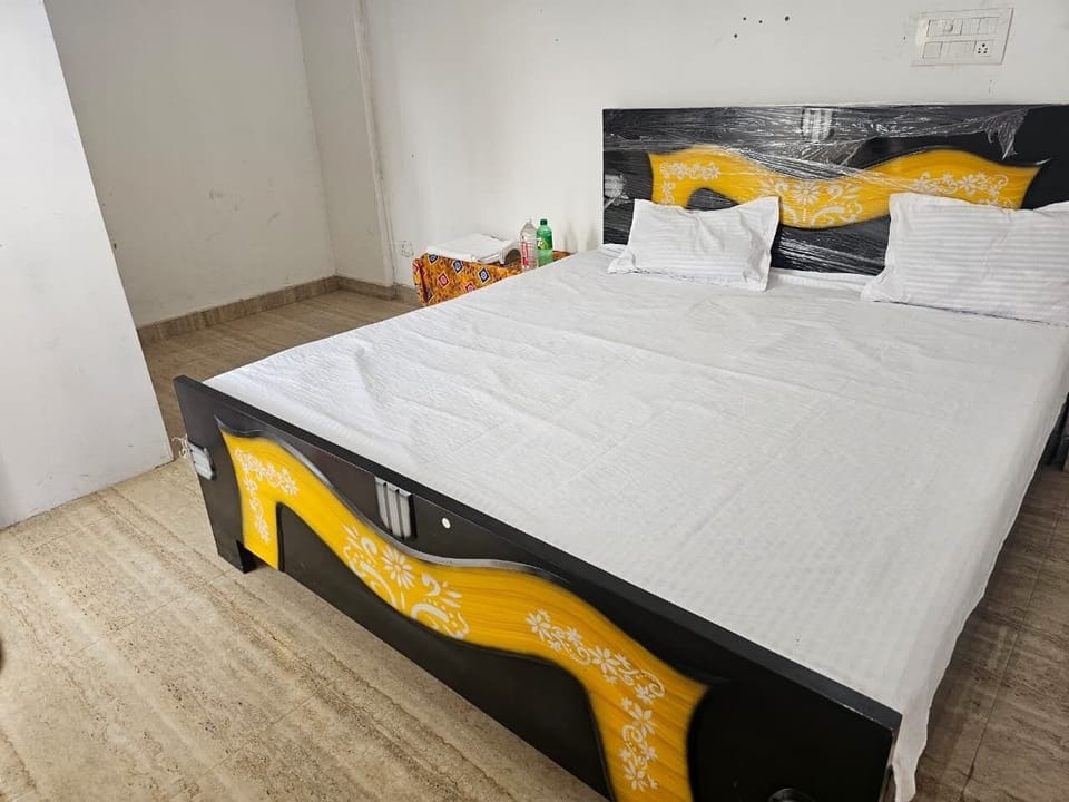 Desk, laptop workspace, WiFi (free), bed sheets