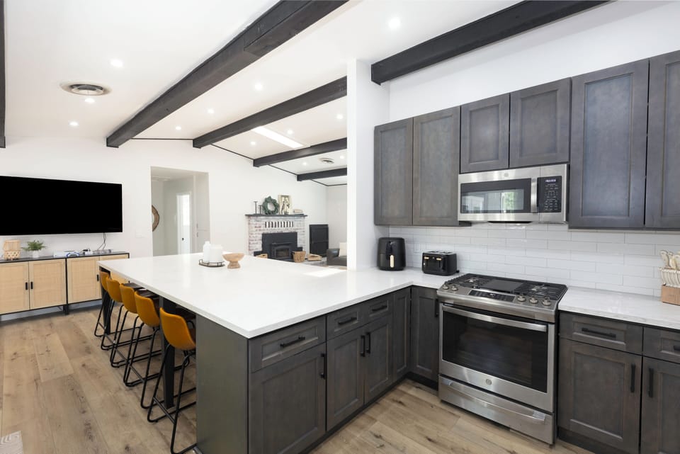 Comfort House, 5 Bedrooms, Patio, Mountain View | Private kitchen | Fridge, microwave, oven, stovetop