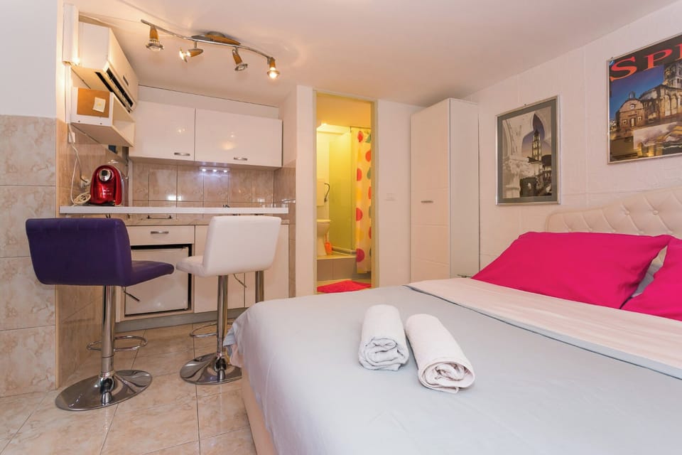 Studio | Living area | 32-inch LED TV with satellite channels