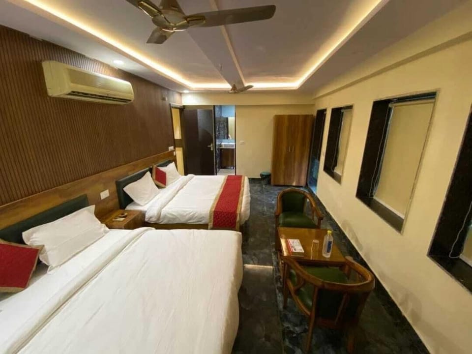 Deluxe Double or Twin Room | Laptop workspace, free WiFi