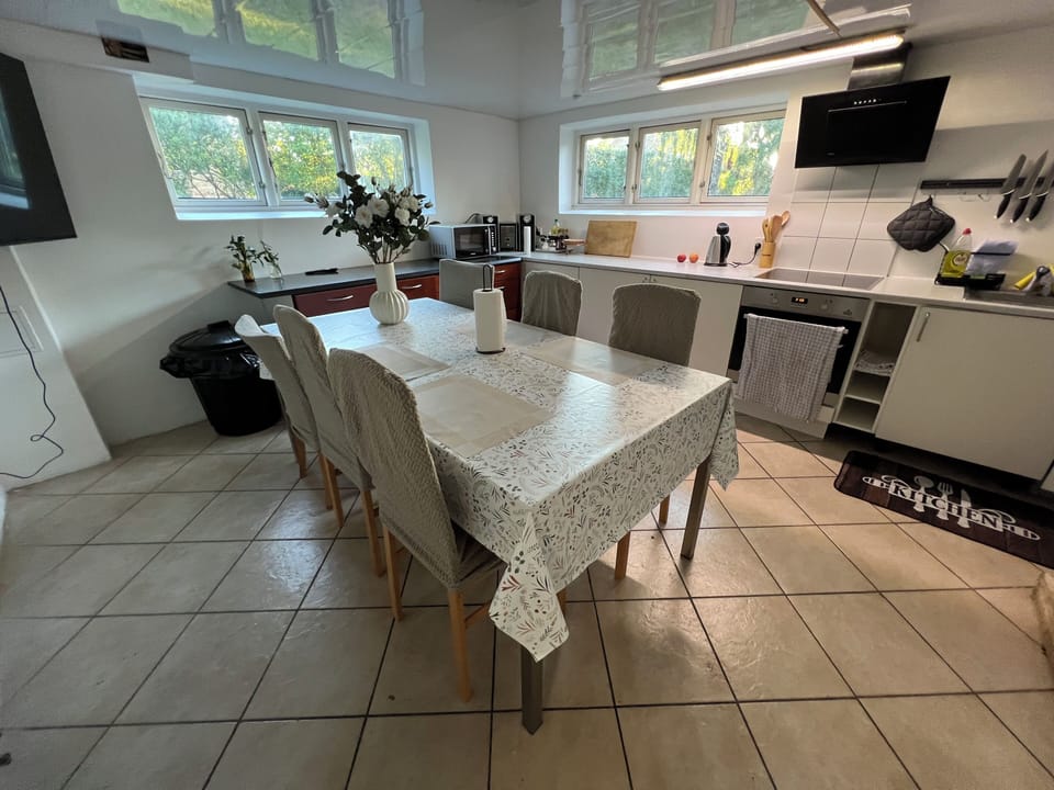 Economy Room, 2 Twin Beds, Non Smoking | Living area