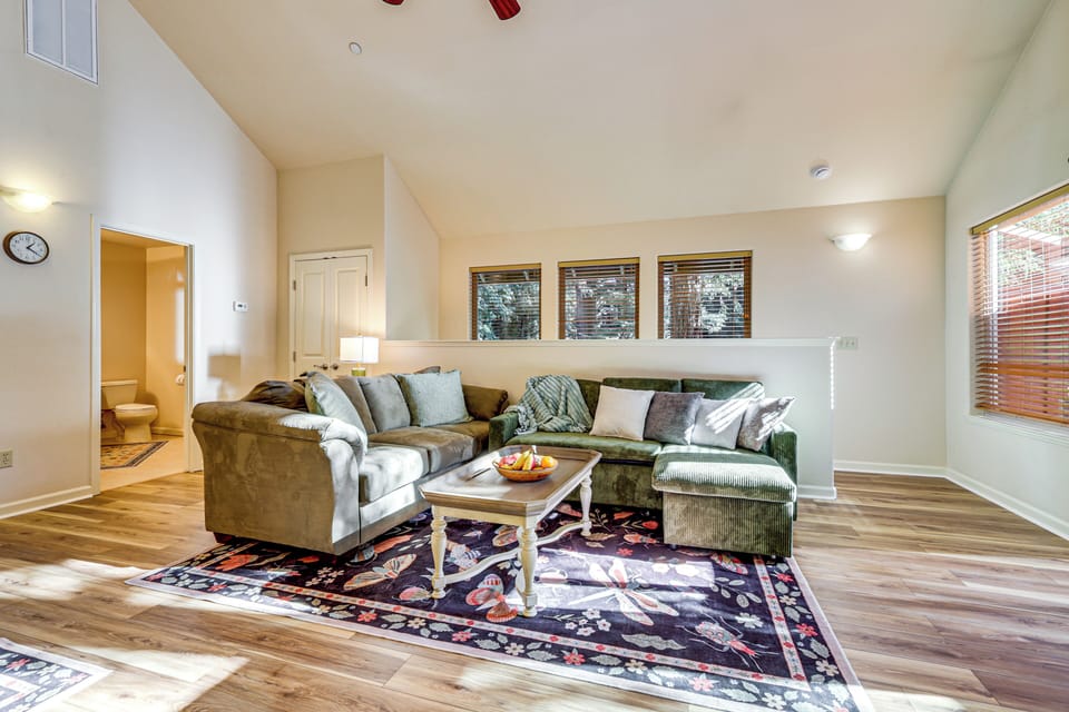 Redwoods Escape w/ Hot Tub: Near Russian River! Apartment in Guerneville