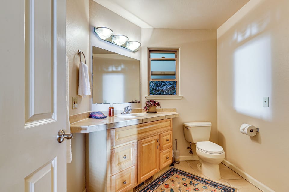 Redwoods Escape w/ Hot Tub: Near Russian River! Apartment in Guerneville