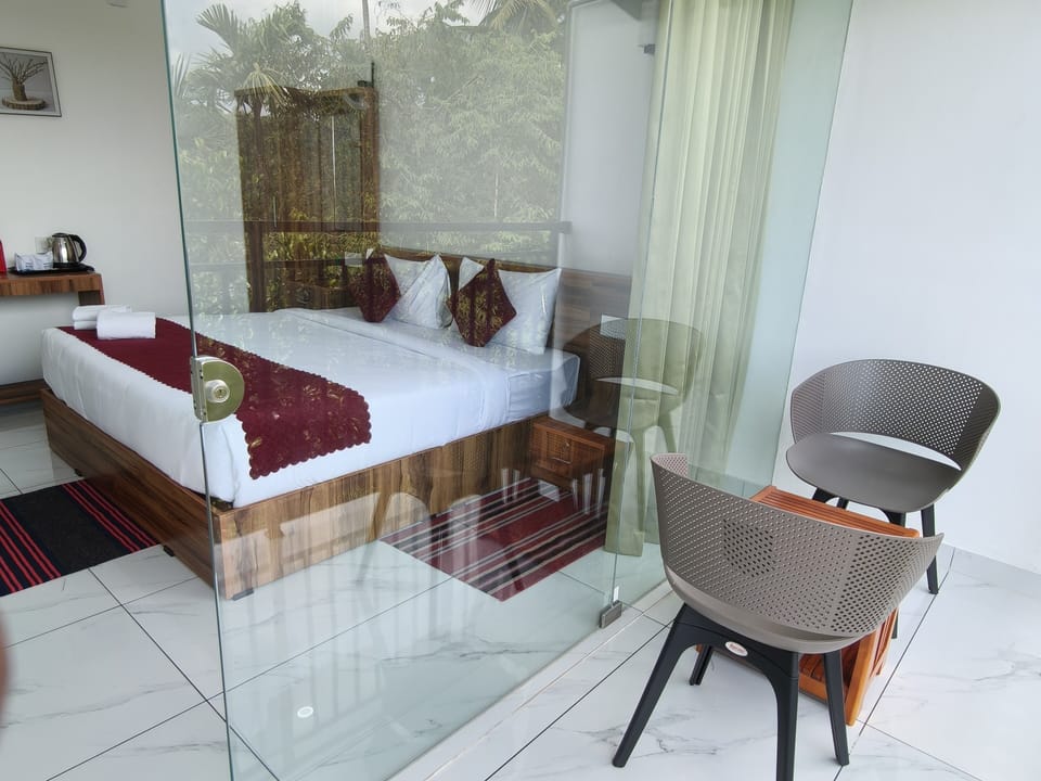 Superior Double Room, Balcony, Lake View | Desk, iron/ironing board, free WiFi