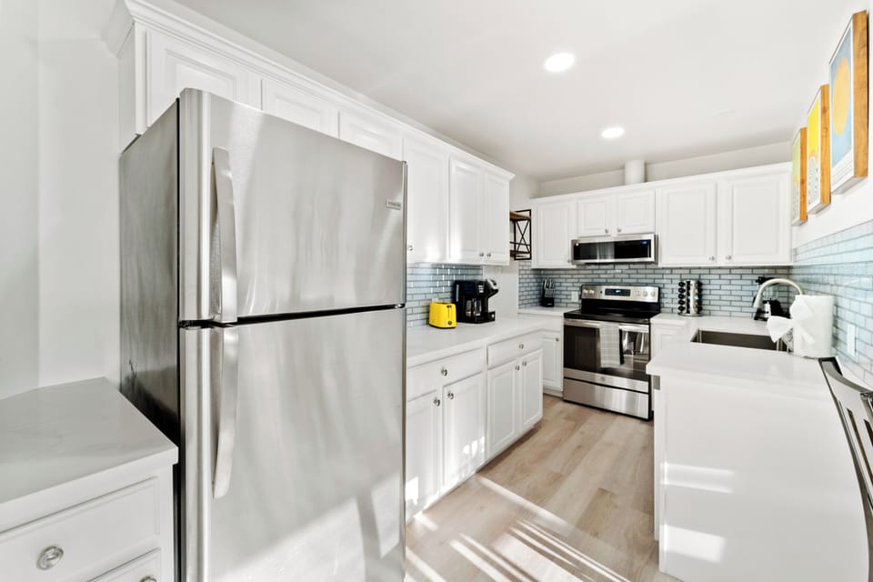Luxury Single Room, 1 Queen Bed | Private kitchen | Full-size fridge, microwave, oven, stovetop