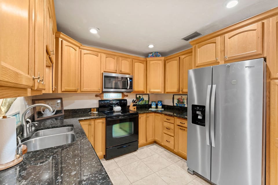 House (3 Bedrooms) | Private kitchen | Fridge, microwave, oven, stovetop