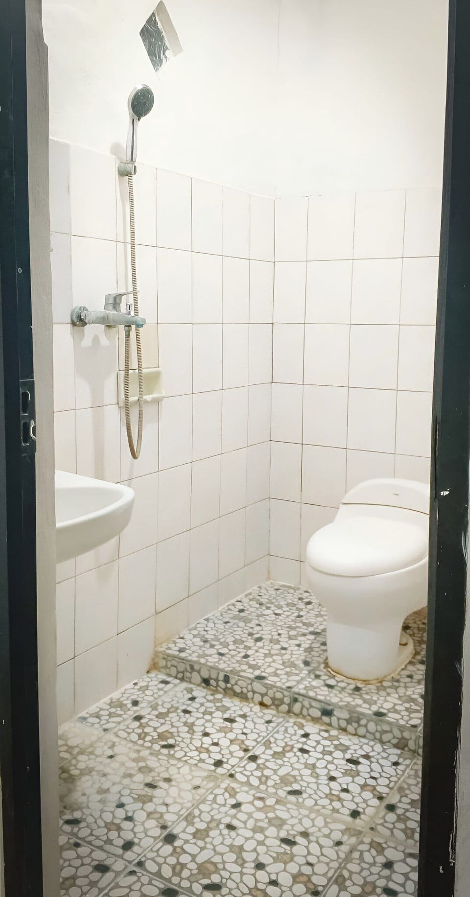 Standard Double Room | Bathroom | Shower, rainfall showerhead, bidet, towels