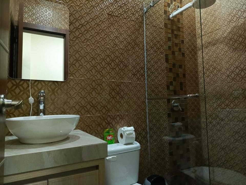 Standard Suite, Pool View | Bathroom | Shower, hair dryer, towels, soap