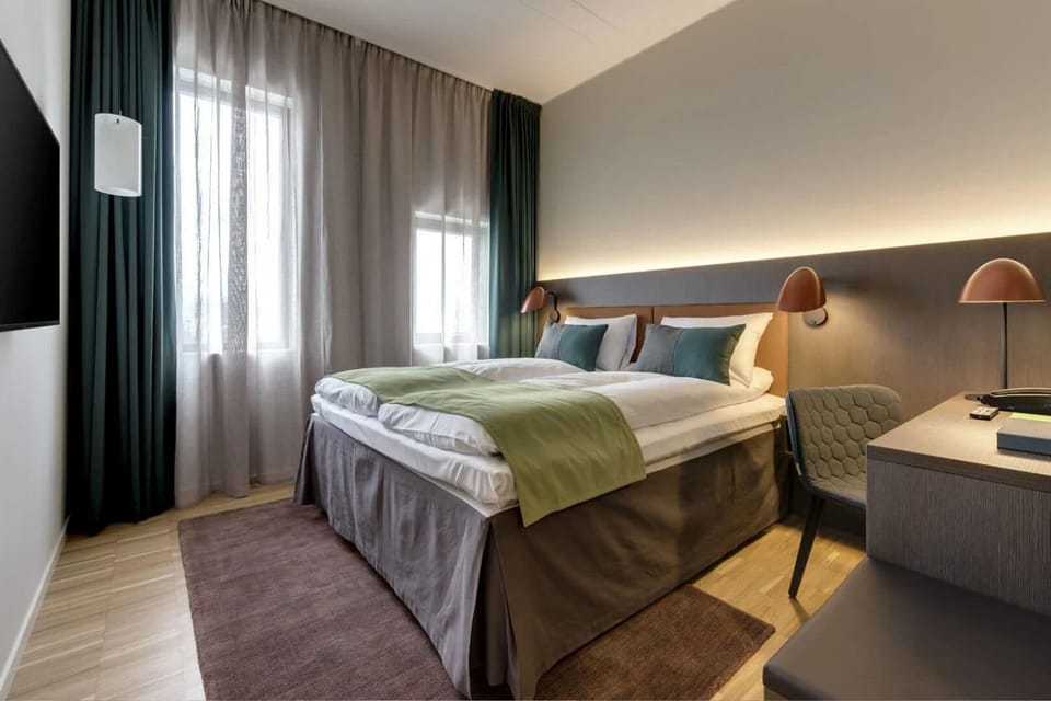Standard Room, 1 Double Bed, Non Smoking | Pillowtop beds, desk, iron/ironing board, cribs/infant beds