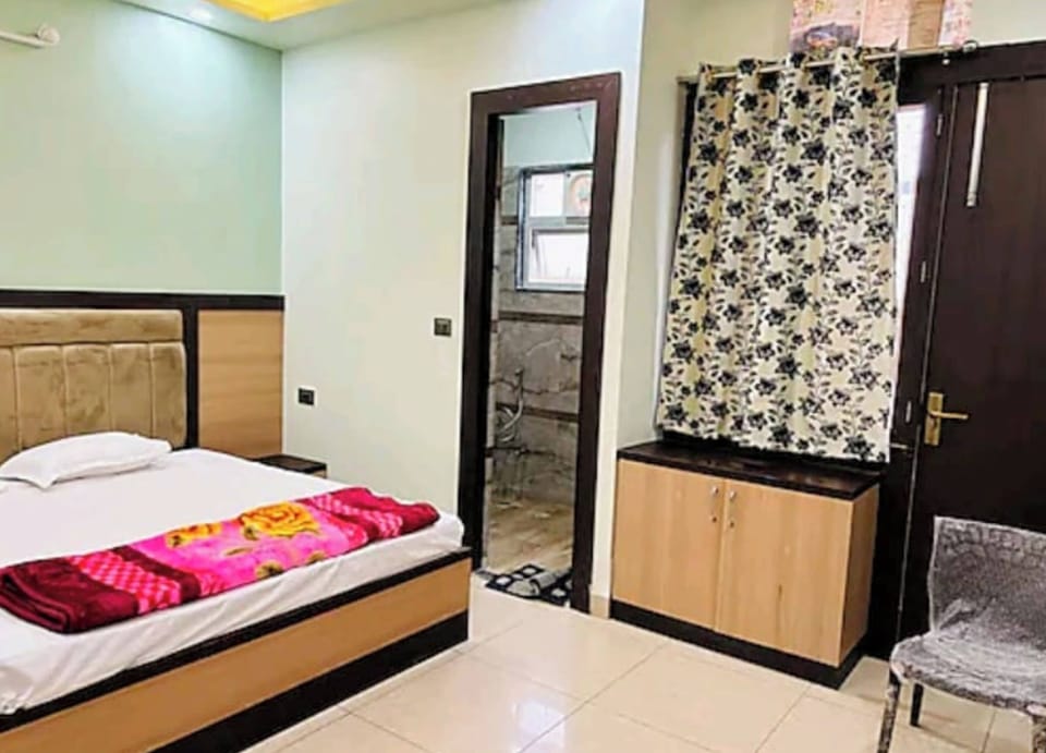 Superior Double Room, Air conditioning | Hypo-allergenic bedding, desk, soundproofing, free WiFi