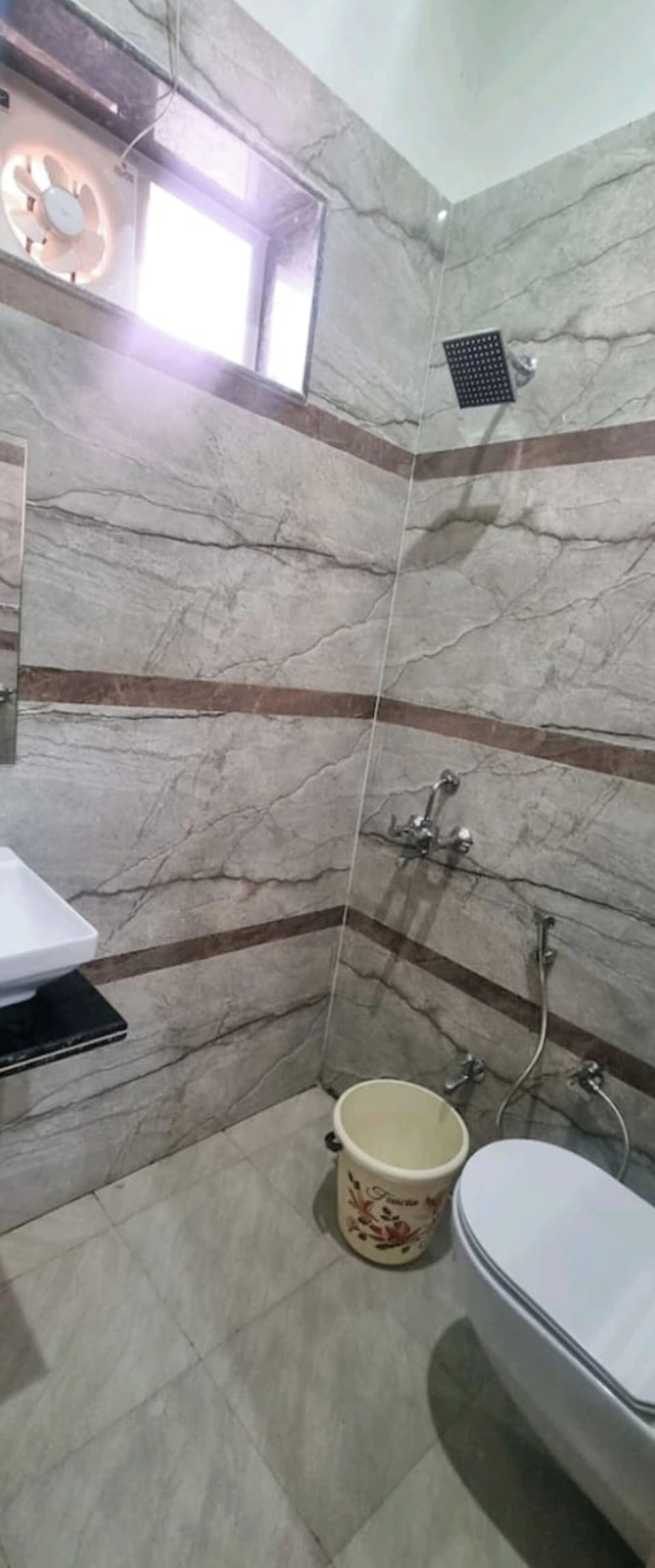 Superior Double Room, Air conditioning | Bathroom | Shower, rainfall showerhead, slippers, towels