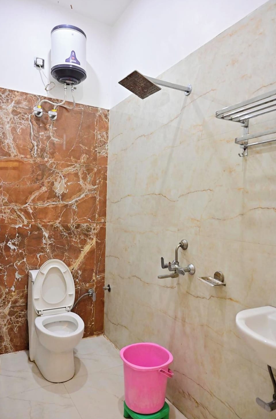 Deluxe Double Room, Air conditioning | Bathroom | Shower, rainfall showerhead, slippers, towels