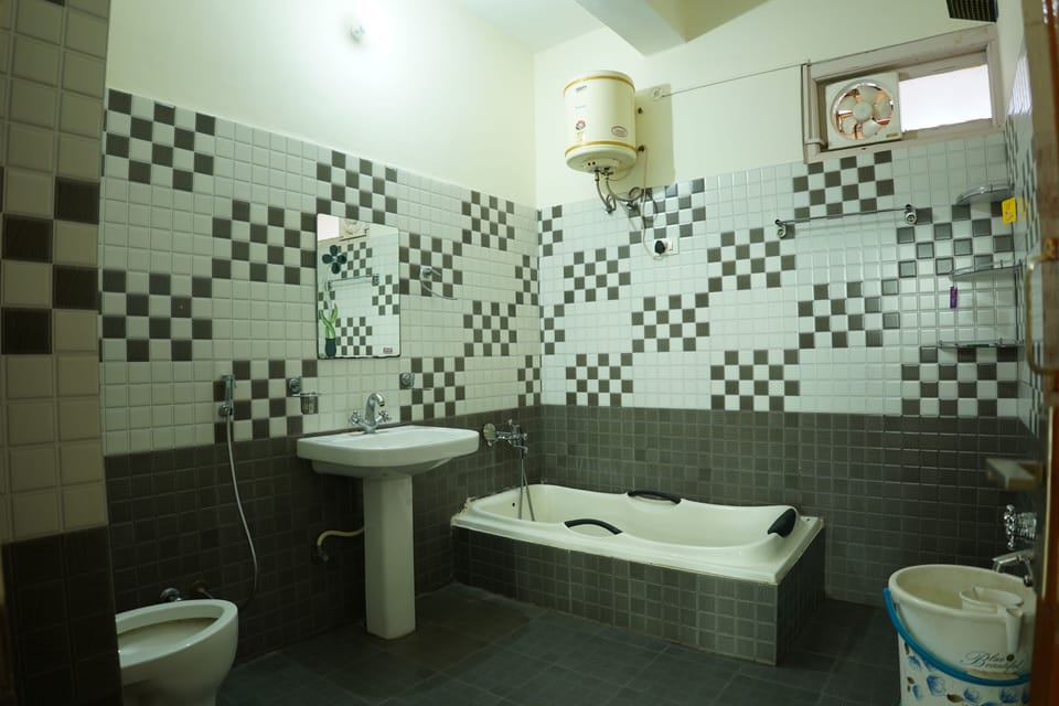 Royal Studio Suite | Bathroom | Shower, free toiletries, towels, soap