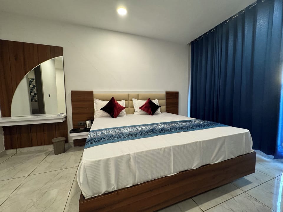 Superior Double Room, City View | Desk, soundproofing, iron/ironing board