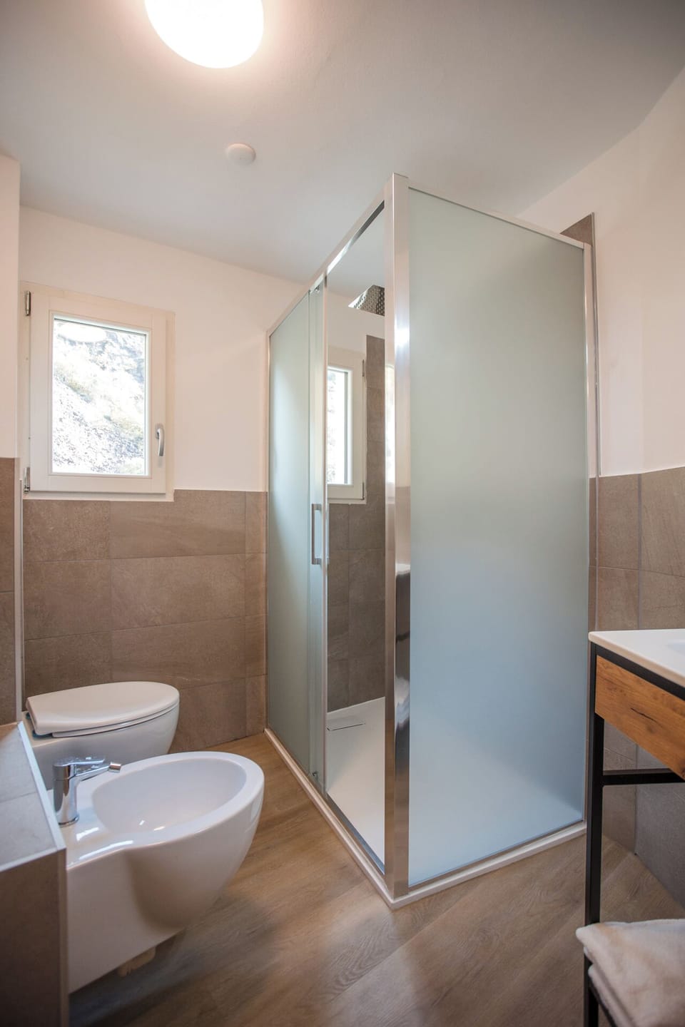 Twin Room, 2 Twin Beds | Bathroom | Shower, free toiletries, hair dryer, towels