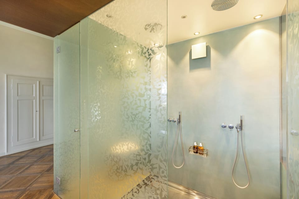 Suite | Bathroom | Towels, soap, shampoo, toilet paper