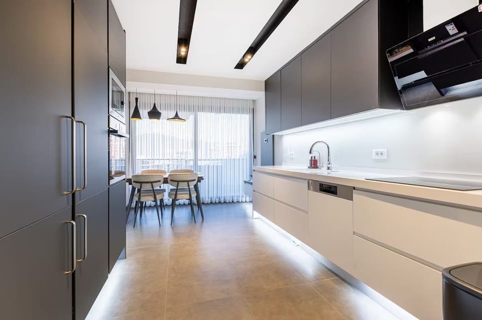 Family Condo, 3 Bedrooms, Kitchen, City View | Private kitchen | Fridge, microwave, oven, stovetop