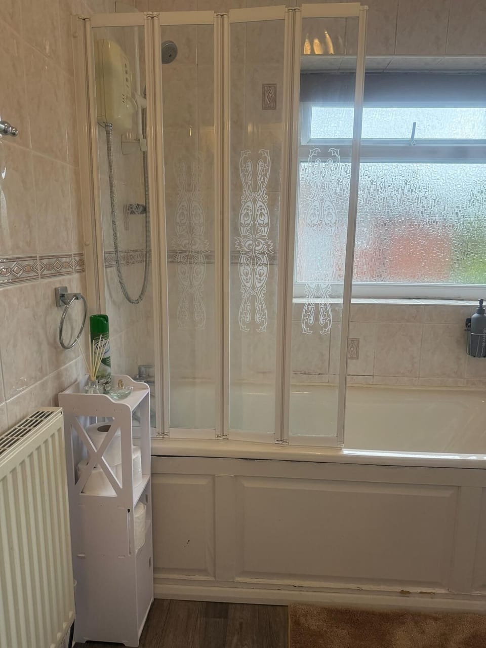 Combined shower/tub, hair dryer, slippers, towels