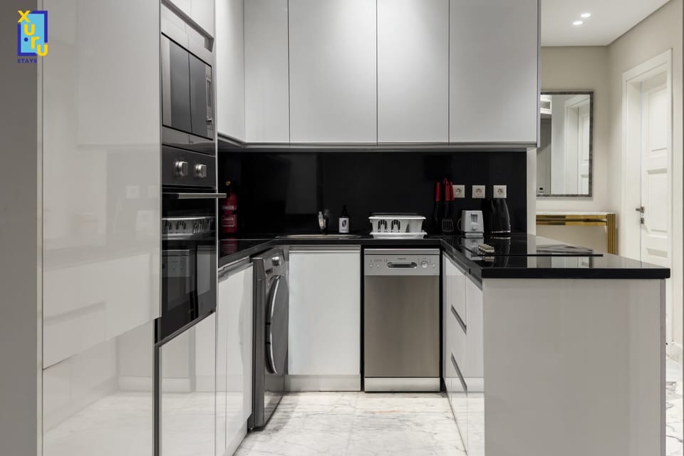Basic Apartment | Private kitchen | Fridge, microwave, oven, stovetop