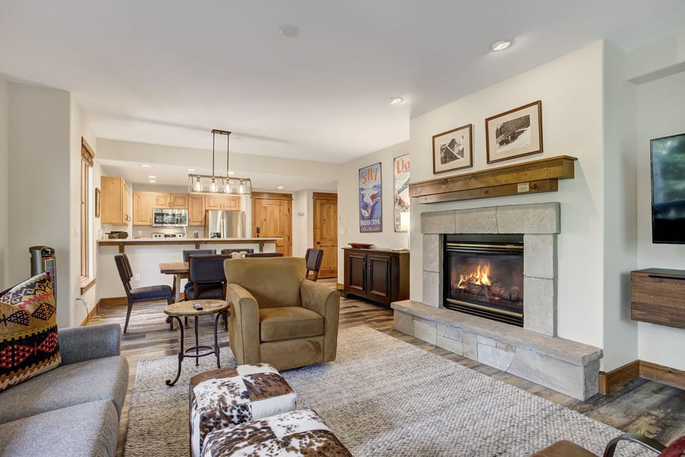 Condo, 2 Bedrooms | Living area | Smart TV