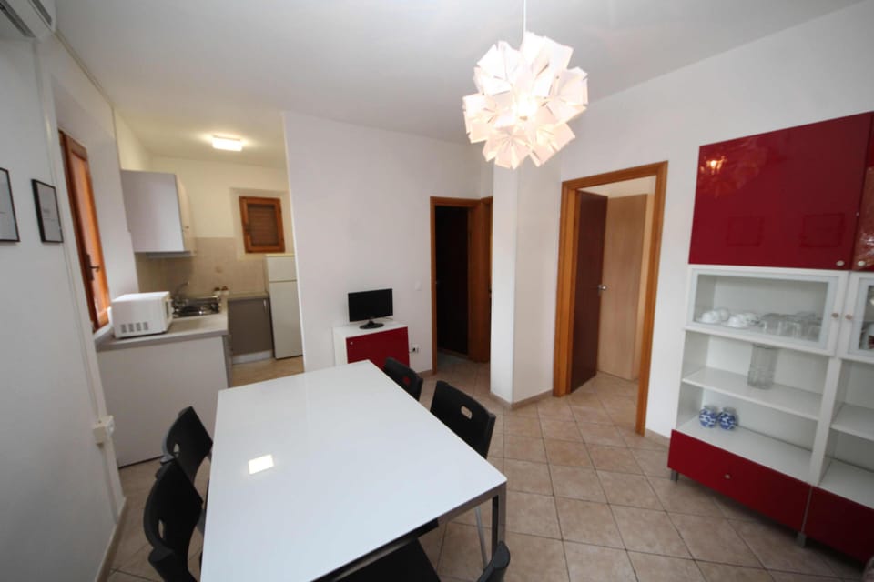 Apartment, 3 Bedrooms, Garden View | Dining room