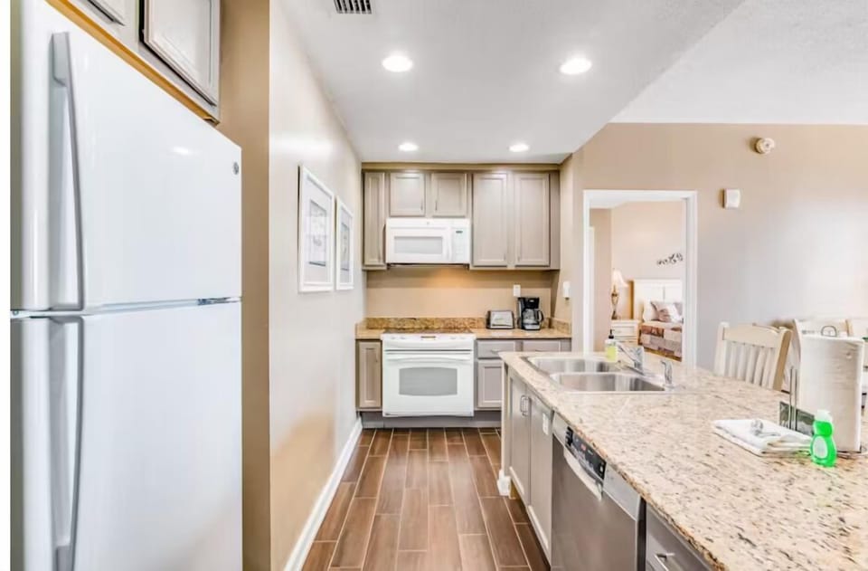 Condo, Multiple Beds (Sterling Reef 405) | Private kitchen | Oven, toaster, cookware/dishes/utensils