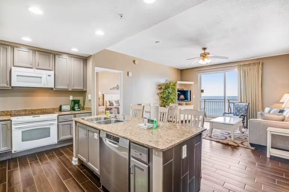 Condo, Multiple Beds (Sterling Reef 405) | Private kitchen | Oven, toaster, cookware/dishes/utensils