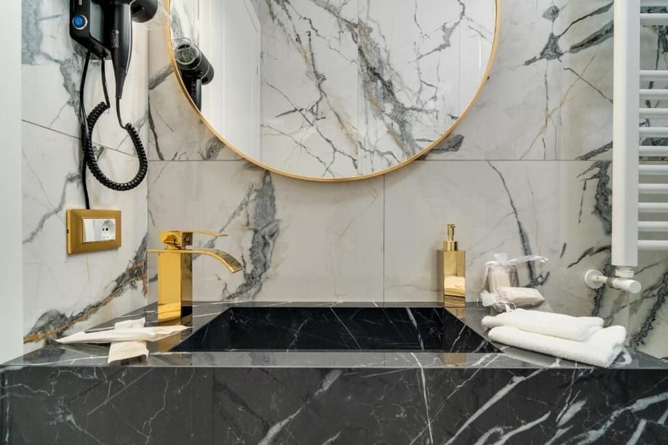 Deluxe Double Room, City View | Bathroom sink