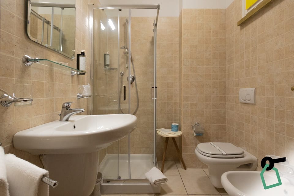 Deluxe Double or Twin Room, Balcony | Bathroom | Shower, hair dryer, towels