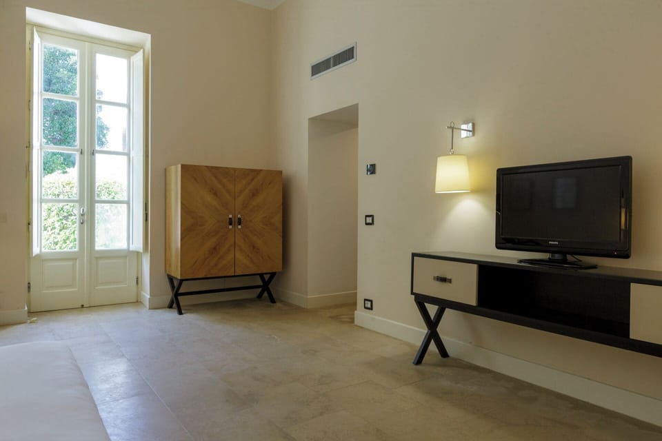 Deluxe Double or Twin Room | Minibar, in-room safe, free cribs/infant beds, free WiFi