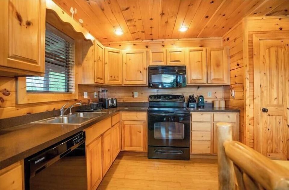 Room, Multiple Beds, Pets Not Allowed, Mountain View (Bearly Chocolate (2)) | Private kitchen | Dining table