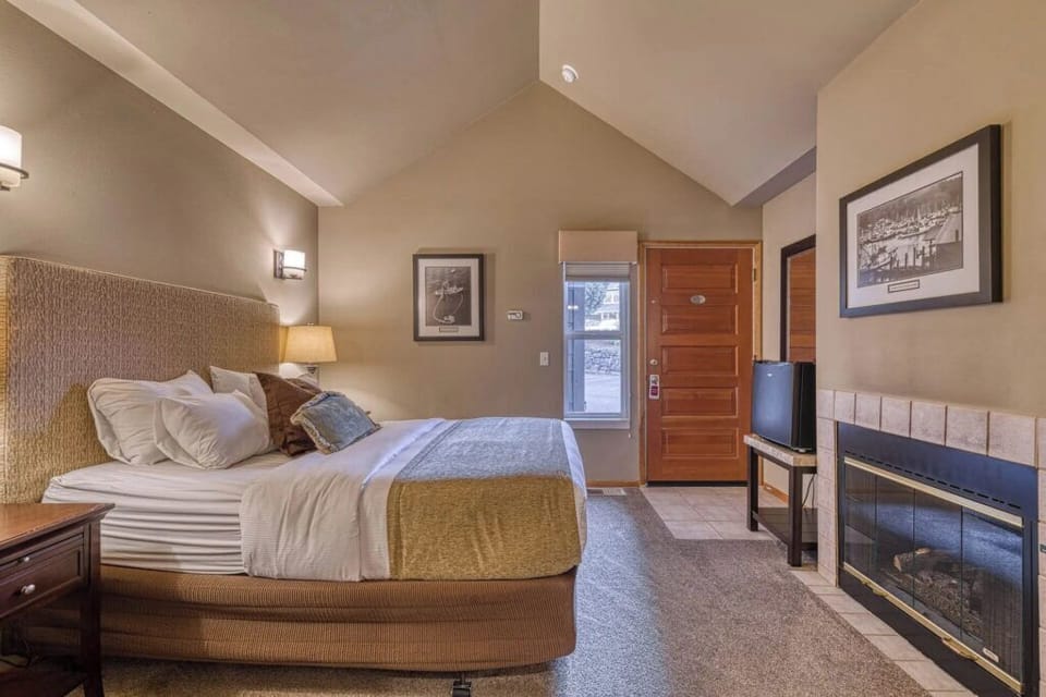 Deluxe Room, 1 Queen Bed, Accessible, Ground Floor | Hypo-allergenic bedding, down comforters, pillowtop beds
