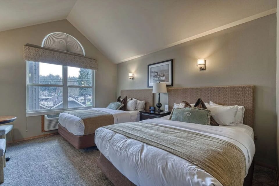 Deluxe Room | Hypo-allergenic bedding, down comforters, pillowtop beds