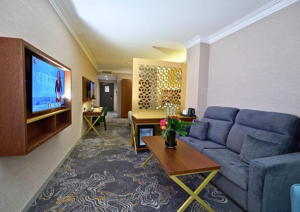 Luxury Suite, Sea View | Egyptian cotton sheets, premium bedding, memory foam beds, minibar