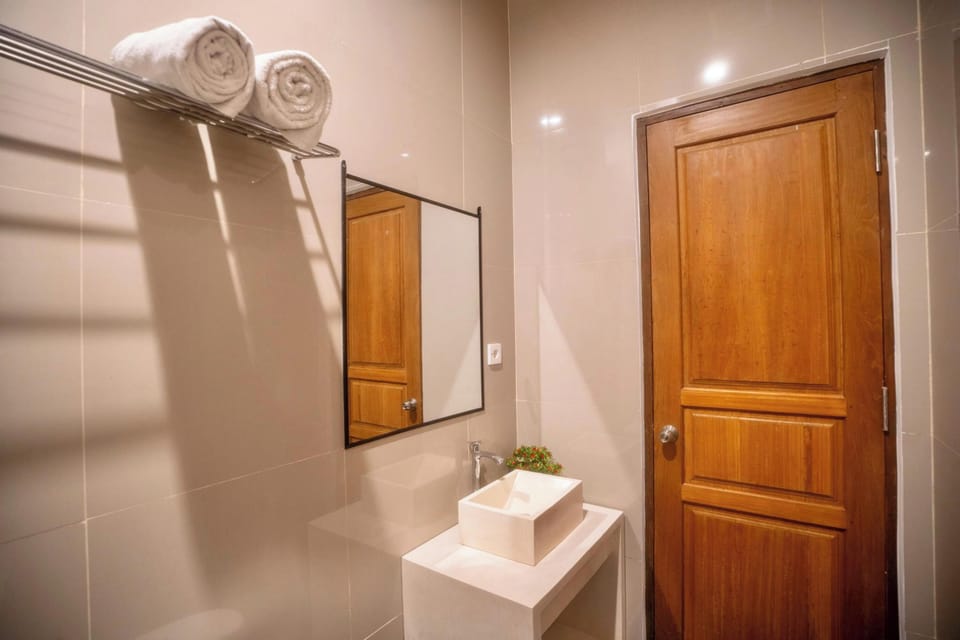 Deluxe Room | Bathroom | Shower, rainfall showerhead, free toiletries, towels