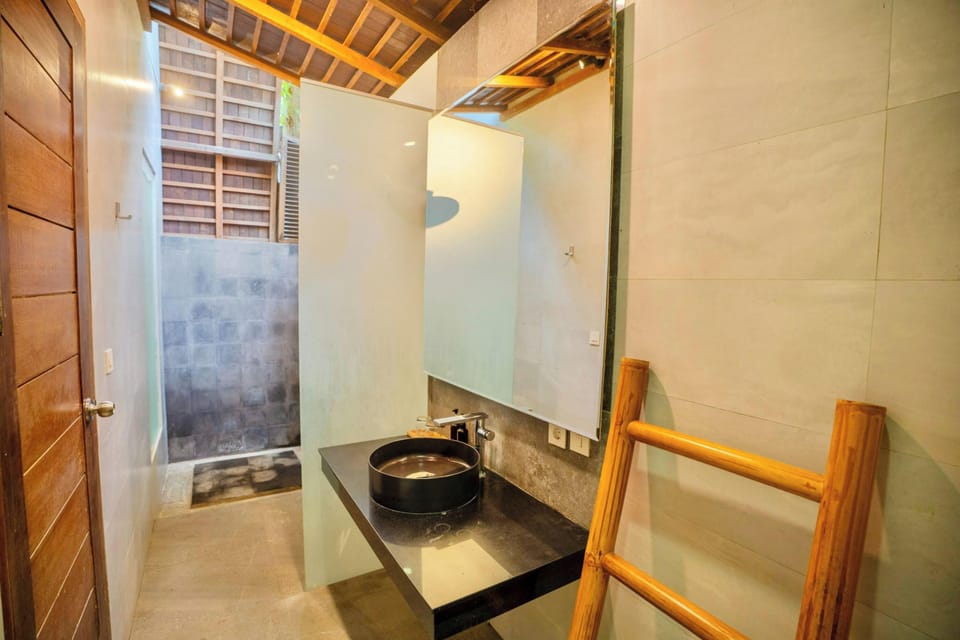 Standard Double or Twin Room | Bathroom | Shower, towels, soap, shampoo