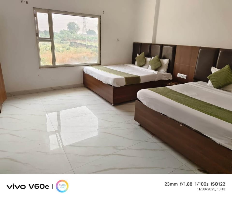 Deluxe Room | Iron/ironing board, free WiFi