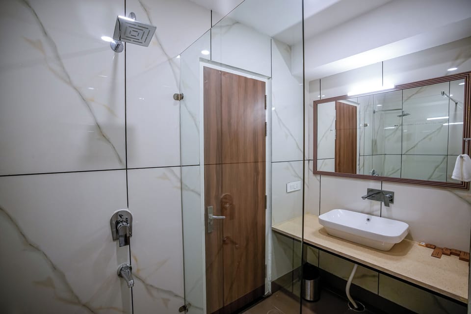 Super Deluxe Room | Bathroom | Shower, rainfall showerhead, designer toiletries, hair dryer