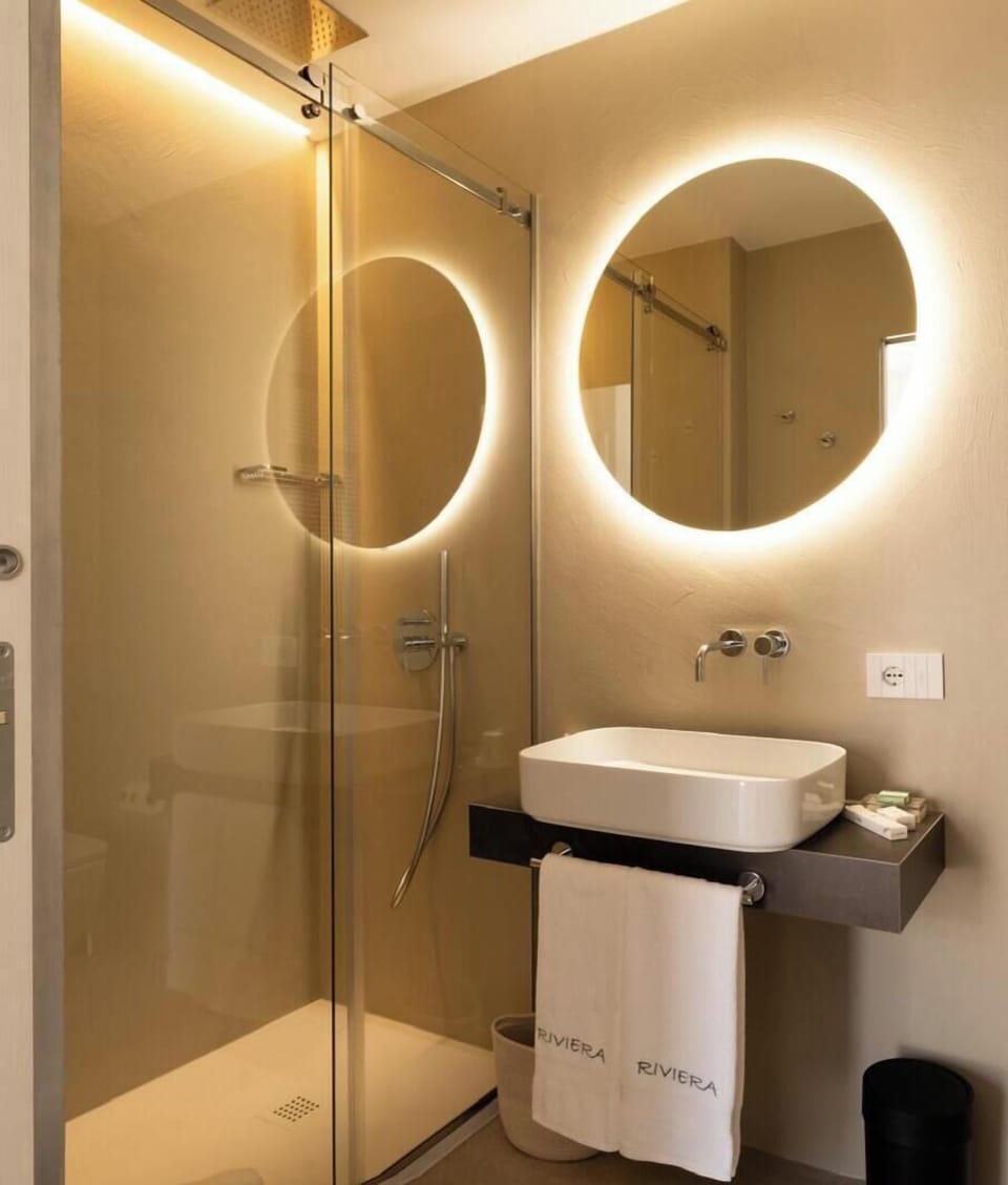 Superior Double Room, Balcony, City View | Bathroom | Bathrobes, slippers, bidet