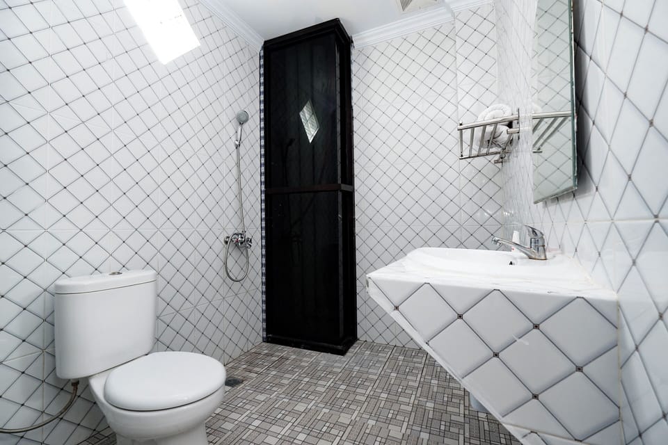 Standard Double Room | Bathroom | Shower