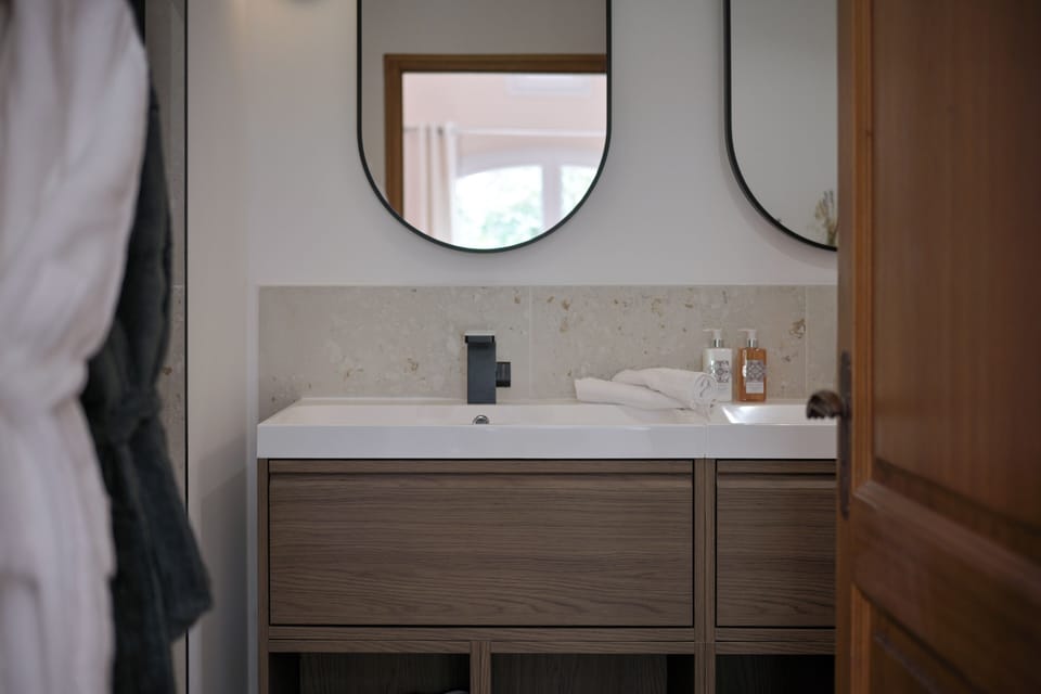 Deluxe Double Room | Bathroom | Hair dryer, towels, soap, shampoo