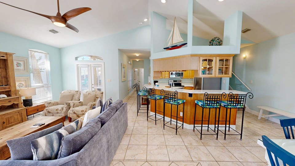 House, 5 Bedrooms | Living area