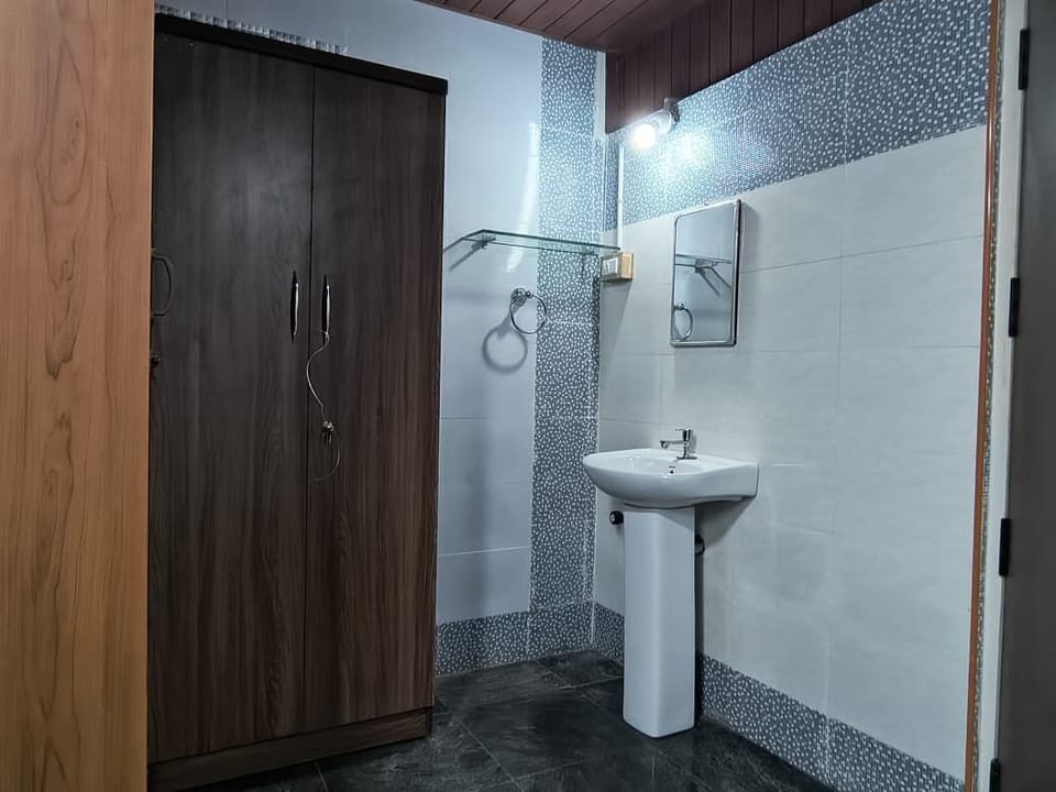 Basic Room | Desk, bed sheets