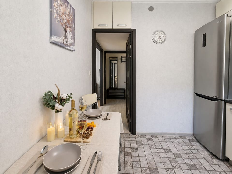 Classic Apartment, Balcony, Courtyard View | Private kitchen | Electric kettle, griddle, cleaning supplies, paper towels