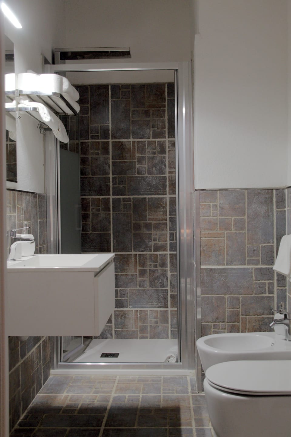 Basic Double Room, Garden View | Bathroom | Shower, hair dryer, bidet, towels