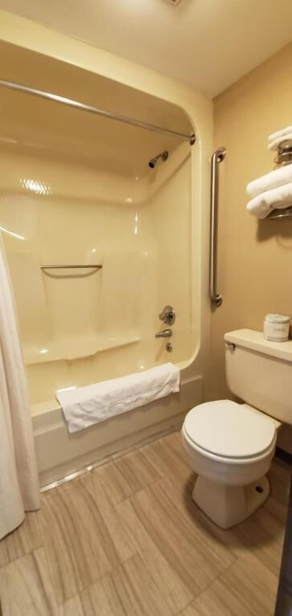 Room, 1 King Bed, Non Smoking | Bathroom | Combined shower/tub, towels, soap, shampoo